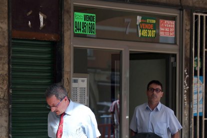 Empleats de la funerària retiren el cadàver de l'home.