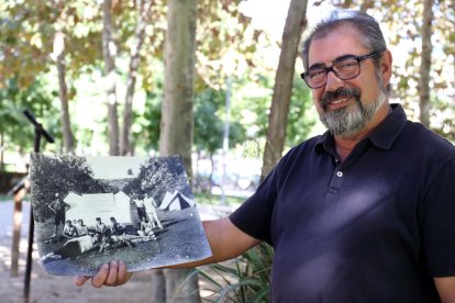 El presidente del CET con una de las fotografías que se mostrarán en la exposición fotográfica.