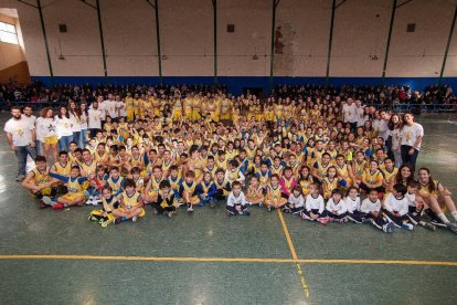 Tots els joves en una fotografia de família.