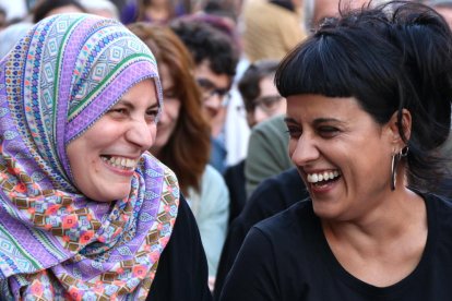 La concejala de Badalona Fatima Taleb con la diputada Anna Gabriel