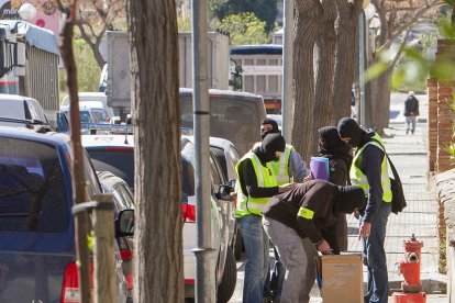 Material recollit durant una de les entrades que la policia va dur a terme a Valls, a l'abril del 2015.