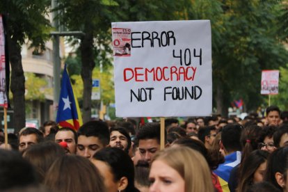 Primer pla d'un cartell a la manifestació estudiantil a Tarragona. Imatge del 28 de setembre de 2017