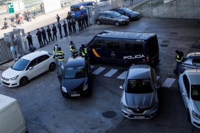 La Policia Nacional impedeix als Mossos que cremin documentació en una incineradora.