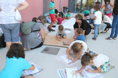 Nens fent tallers de dibuix al CEIP Enxaneta de Valls, aquest 29 de setembre de 2017.