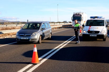 Pla general d'uns agent dels Mossos regulant el trànsit al lloc de l'accident. Imatge del 4 de gener de 2018