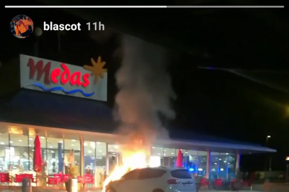 El vehicle va cremar molt a prop de la cafeteria de l'àrea de servei.