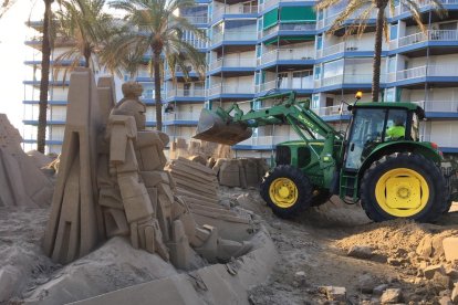 Un equip especial de la Brigada Municipal ha dut a terme els treballs de destrucció del pessebre.