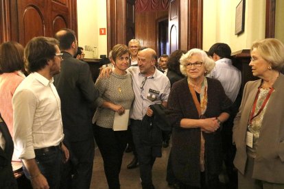 Los diputados Anna Simó y Germà Bel, contentos en la salida de la reunión de JxSí, este jueves, al Parlamento.