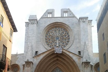 La pancarta és ben visible des del Pla de la Seu.