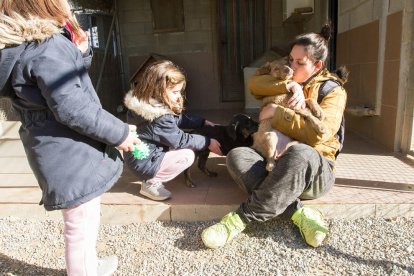 La jornada ha permès que els assistents s'apropessin als animals.