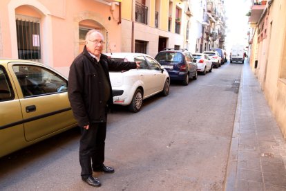 Ferran Diago assenyala un vehicle que circula amb una roda sobre la vorera al carrer Gravina del Serrallo.