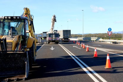 Trabajos de retirada del camión que se accidentó el 4 de enero en la N-340 a su paso por la Aldea.