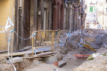 Imatge del carrer Sant Domènec ahir al matí, on s'aprecia l'estat del pas habilitat a l'esquerra de la via.