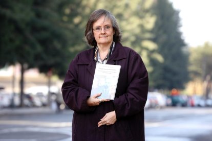 Maria Remei Barberà sosté el llibre a les seves mans en una foto feta al carrer dedicat a Torres Jordi.