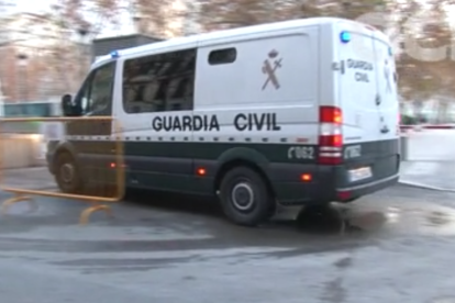 El coche de la Guardia Civil entrante en los calabozos de la Audiencia Nacional.