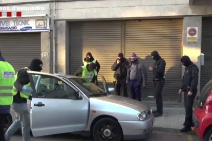 En la operación policial se detuvieron dos personas.