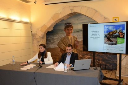 La concejala de Turismo, Inma Rodríguez, durante su intervención en la rueda de prensa.