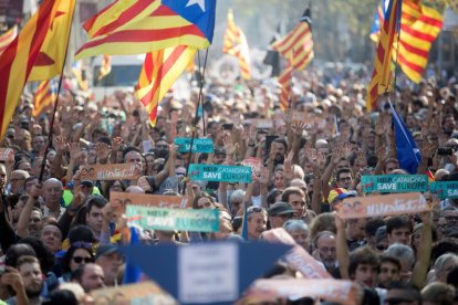 La gent, concentrada davant del Parlament de Catalunya