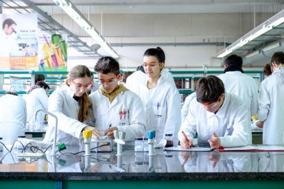 Enguany, s'ha celebrat la tercera edició del programa d'experiements per a adolescents que s'ha dut a terme als laboratoris de l'ETSEQ