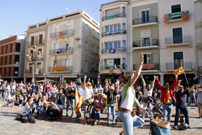 La gent saltant d'alegria a la plaça del Mercadal de Reus després de la declaració de la República.