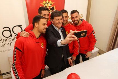 El presidente del Nàstic, Josep Maria Andreu, con los cuatro fichajes en Casa Miret.