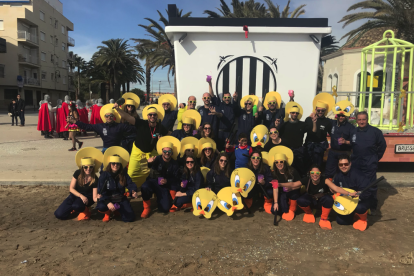 Una urna gigante y los 'piolines' han sido los protagonistas de la carroza del grupo Spaindereta.