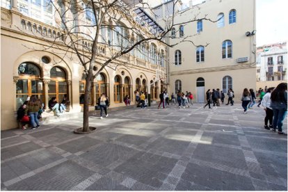 Imagen del patio de la escuela Vedruna de Gràcia con varios alumnos.