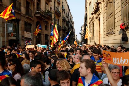 Desenes de persones concentrades a la Plaça Sant Jaume davnat del Palau de la Generalitat celebrant la República.