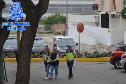 Agents de la Policia Nacional a la comissaria de Tarragona amb la detinguda.