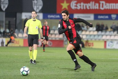 Dejan Lekic persegueix l'esfèrica, aquest diumenge, en el matx davant el Sevilla Atlético.