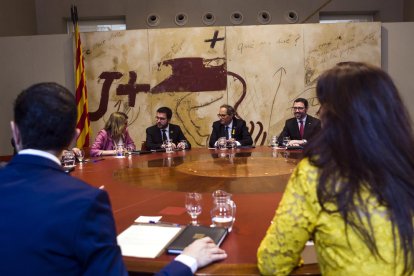 Pla alçat de la taula de Govern amb Quim Torra i els consellers.