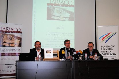 Imatge d'Andreu Muñoz, director del Museu Bíblic, Joaquín Ruiz de Arbulo, catedràtic d'Arqueologia de la URV i Joan Josep Marca, president de la Fundació Mútua Catalana.