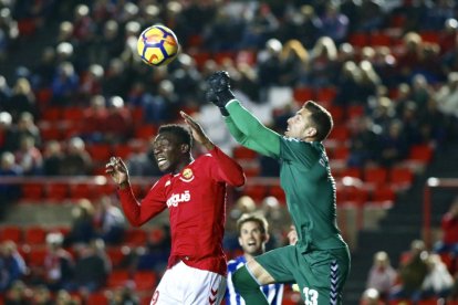 Jean Marie Dongou, durant un salt amb el porter del Lorca Dorronsoro aquest dissabte, al Nou Estadi.