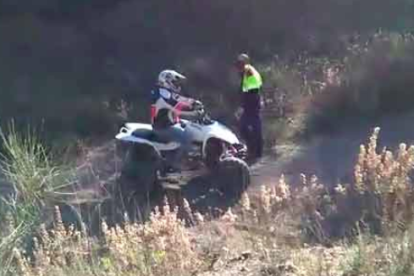 Imatge d'un dels agents enxampant a un dels conductor d'un quad.