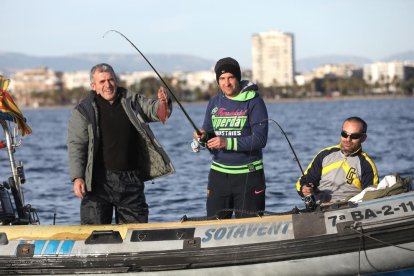 Una de las embarcaciones participantes con una de las primeros capturas de la jornada.