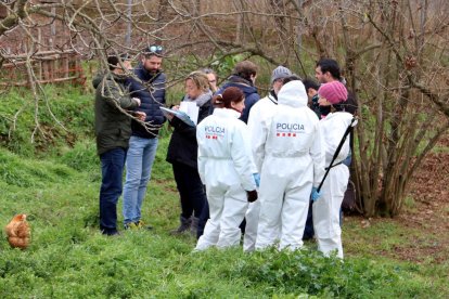 La policia científica en un dels terrenys vinculats al detingut pel doble crim de Susqueda.