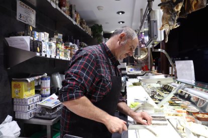 Jordi Balagué es uno de los vendedores veteranos del Mercat Central de Tarragona.