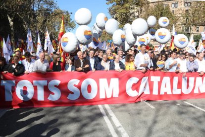 Capçalera de la manifestació amb representants de SCC, PP, Cs i PSC.