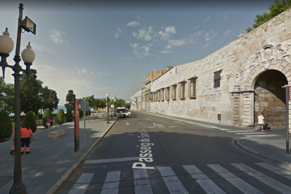 La Guardia Urbana vigila continuamente la zona del paseo de Sant Antoni para impedir que se consuma alcohol en la calle.