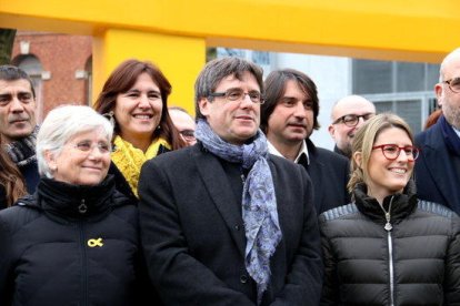 El líder de JxCat Carles Puigdemont con los diputados electos de su grupo, en Bruselas, el 12 de enero.