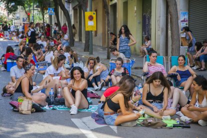 Muchas chicas hacen cola para ser las primeras a ver a Alborán.