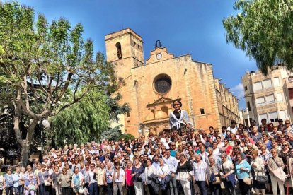 Les dones també van passejar pel poble amb la geganta