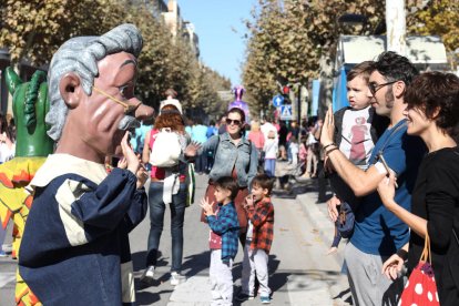 Les famílies van saludar i interactuar amb els elements populars que ahir van sortir en cercavila.