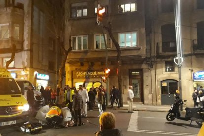 Diversos testimonis apunten el vianant hauria creuat el carrer amb el semàfor en vermell