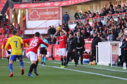 Abraham realitza un servei de banda al Nou Estadi.