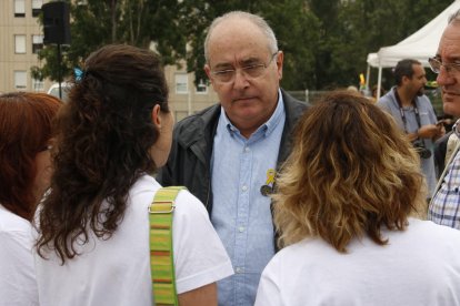 El conseller d'Ensenyament, Josep Bargalló, en una trobada amb les famílies de l'Institut El Palau durant la concentració en suport a l'escola catalana.