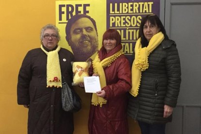 Els Avis i Àvies de Reus per la Llibertat durant l'entrega de la bufanda d'Oriol Junqueras.