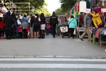 El tram asfaltat és el que va des del carrer Canyelles fins al carrer Adrià.