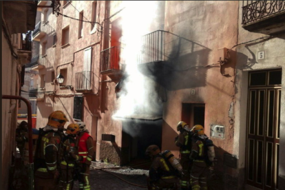 Ocho dotaciones de los Bomberos han trabajado en la extinción del incendio de una casa en Vallmoll.