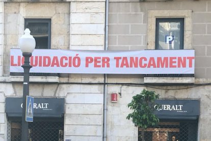 Imatge de la botiga amb el cartell de liquidació per tancament.